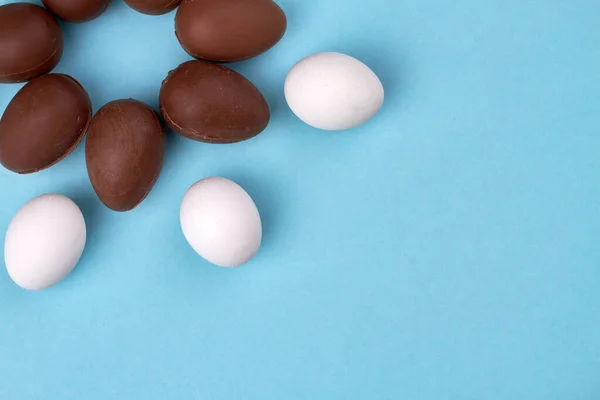 带有复制空间的巧克力蛋和鸡蛋. — 图库照片