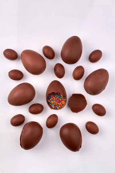 Collecte d'œufs en chocolat sur surface blanche. — Photo