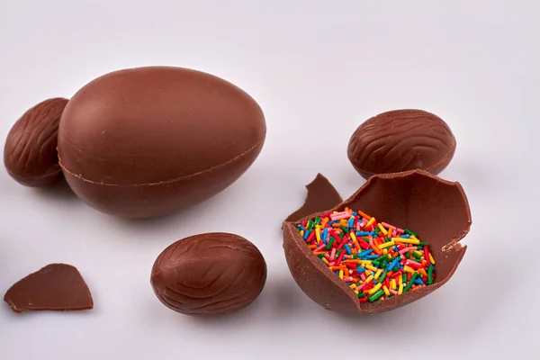 Радужная крошка в шоколадном яйце. — стоковое фото