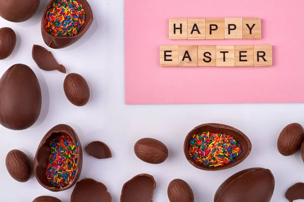 Feliz Pascua y huevos de chocolate. — Foto de Stock