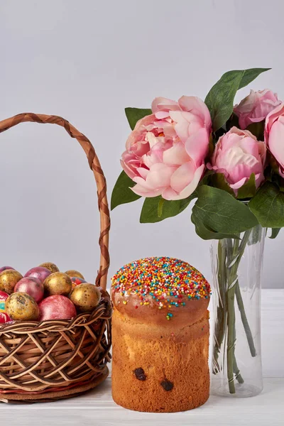Påsk attribut sammansättning.Vertikala skott cupcakes med ägg och blommor. — Stockfoto