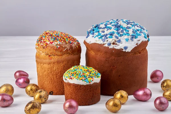 Cupcakes de Páscoa e ovos decorativos na mesa branca. — Fotografia de Stock