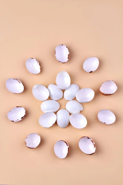 Cáscaras verticales de huevo de gallina dispuestas en forma redonda sobre fondo beige. — Foto de Stock