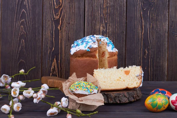 Easter bakery with eggs and flowers. — Stock Photo, Image