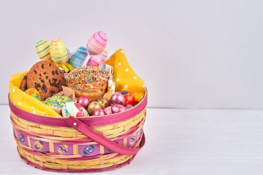 Kurabiyeler, yumurtalar ve kekler sepete..