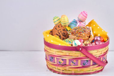 Yumurta ve paskalya pastalarıyla dolu bir sepet..