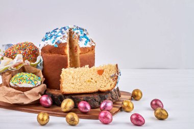 Beyaz kremalı Paskalya pastası..