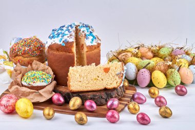 Paskalya pastası ve beyaz masaya boyanmış yumurtalar..