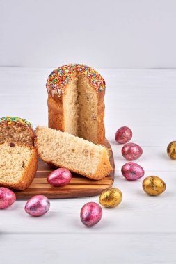 Beyaz kremalı Paskalya pastaları ve Paskalya bayramı dekoru..