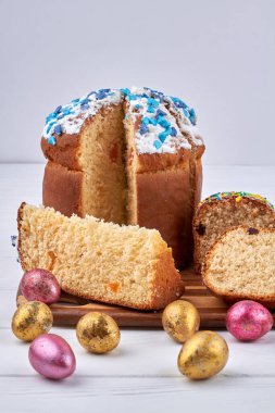 Paskalya pastası ve beyaz arka planda boyanmış yumurtalar..