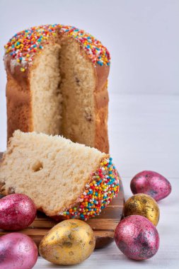 Tahta tezgahta geleneksel paskalya pastası dilimi.