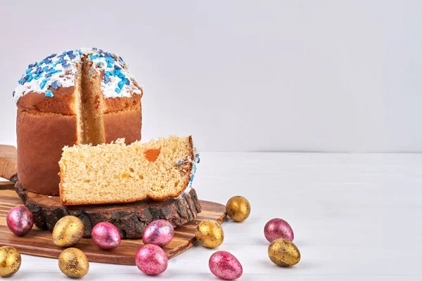 Christliches traditionelles Osteressen auf einem Holzbrett. — Stockfoto