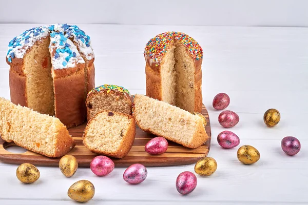 Stück Osterkuchen mit weißem Zuckerguss. — Stockfoto