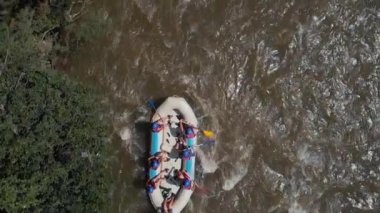 Dağ nehrinde rafting, hava manzarası.