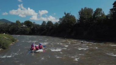 Ağır çekim insanlar dağ nehri boyunca rafting yapıyor..