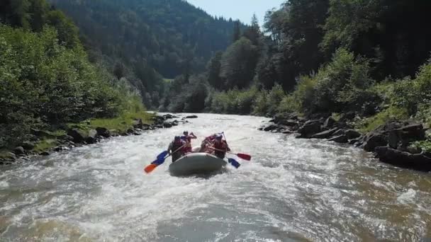 Groupe de personnes au ralenti en kayak sur la rivière de montagne. — Video