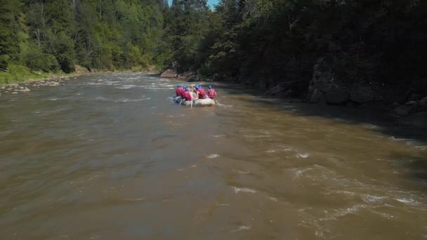 Люди катаються на каяках по річці, вид ззаду . — стокове відео
