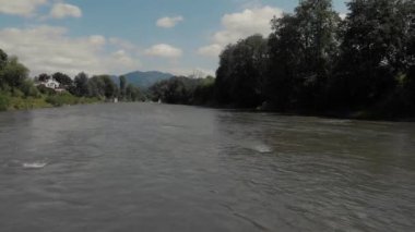 Nehir ve dağ kırsalda.