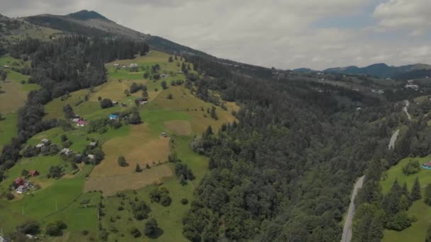 Paisagem montanhosa com cabanas e florestas. — Vídeo de Stock