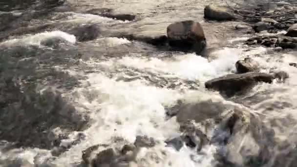 Мощный поток воды над камнями. — стоковое видео