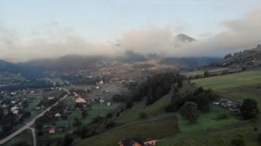 Sisli yaz sabahı kırsal alan, hava manzarası.