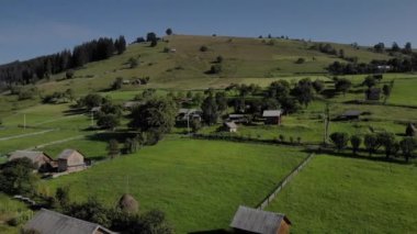 Dağlarda eski ahşap evler.