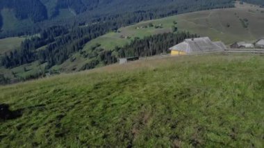 Güzel kırsal kesimde ATV dörtlü bisikleti süren adamlar..