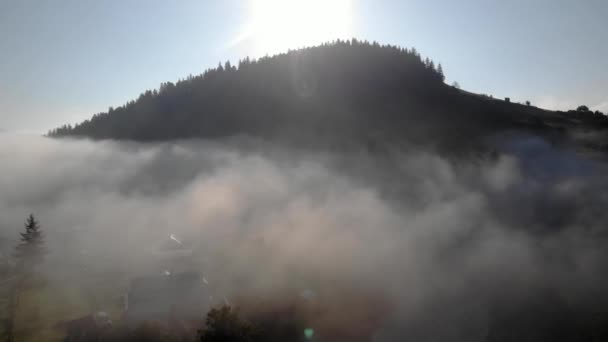 Hermoso amanecer sobre la niebla pueblo de montaña. — Vídeos de Stock