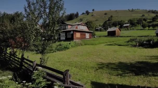 Casa de madeira no prado verde nas montanhas dos Cárpatos. — Vídeo de Stock