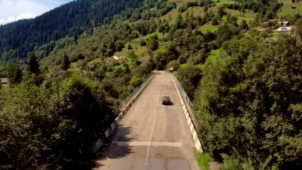 Αυτοκίνητο οδήγηση σε αλπικό δρόμο σε βουνά φόντο. — Αρχείο Βίντεο