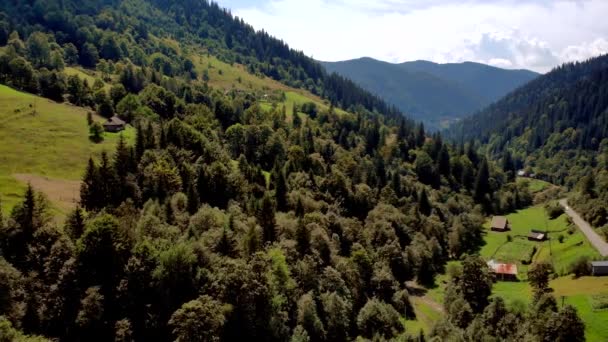 Вид с воздуха на горный ландшафт летом. — стоковое видео