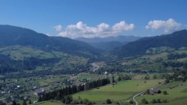 Güneşli bir günde Karpatlar 'ın panoramik manzarası.