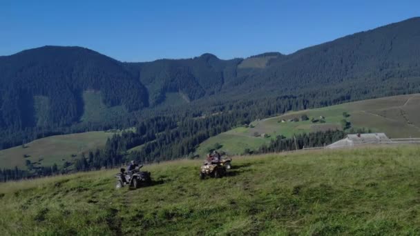 Turistas equitação quad bikes em montanhas florestas fundo. — Vídeo de Stock