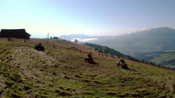 Três amigos andando em quadriciclos em montanhas. — Vídeo de Stock