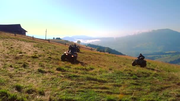 Quad bike nei Carpazi, Ucraina. — Video Stock