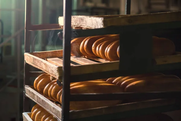 Freshly baked bread on rack. Pastry products at bakery. — Foto de Stock