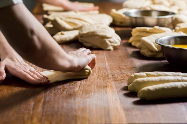 Mani femminili che lavorano con la pasta. Panettiere pasta rotolante. — Foto Stock