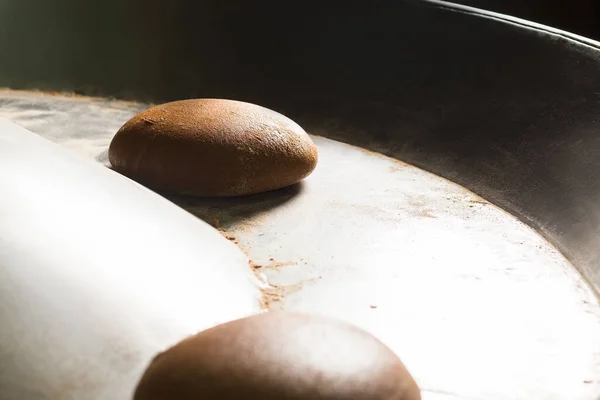 Färska brödlimpor. Nybakat bröd på bageri. — Stockfoto