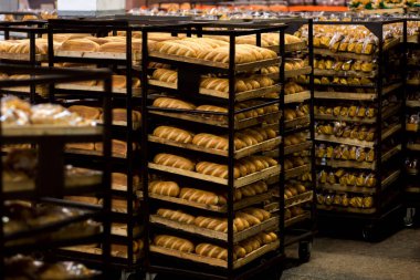 Süpermarkette taze pişmiş ekmekle tramvay hazırla..