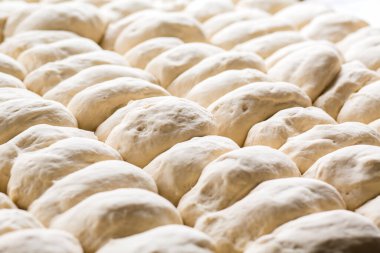 Çiğ ekmek hamuru kapanıyor. Fırında ekmek hazırlama.