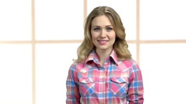 Kameraya bakan büyüleyici genç kızı kapat..