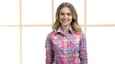 Genç mutlu kadın kameraya başparmağını veriyor..