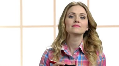 Makyaj yapan güzel kızı kapat..