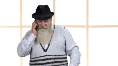 Son sınıf öğrencisi cep telefonuyla konuşuyor..