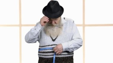 Kıdemli adam göbeğini ölçüyor..