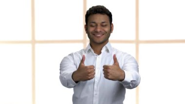 Başarılı iş adamı kameraya iki parmak kaldırıyor.