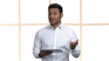 Yakışıklı Hintli iş adamı sunum yapıyor..