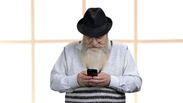 Close-up senior man met behulp van mobiele telefoon. — Stockvideo
