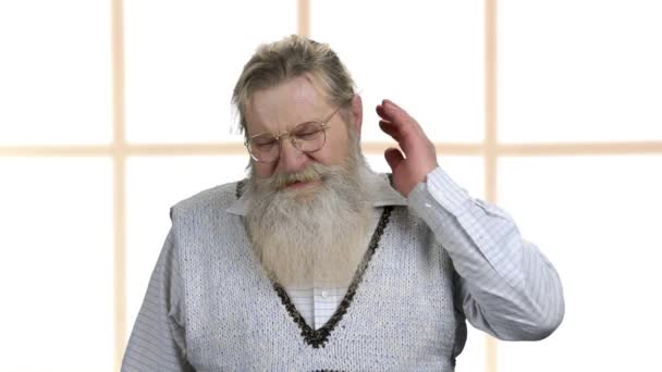 Velho homem barbudo sofre de dor no pescoço. — Vídeo de Stock