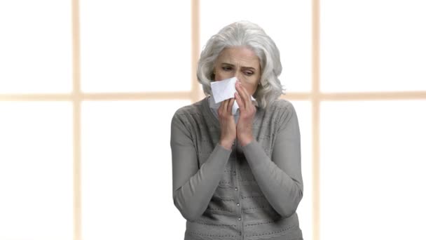 Syg moden kvinde nyser i væv. – Stock-video